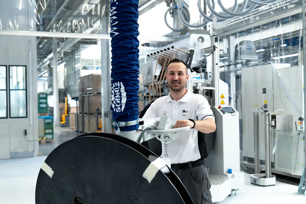 Un tube de levage par le vide simplifie la manipulation des bobines en plastique